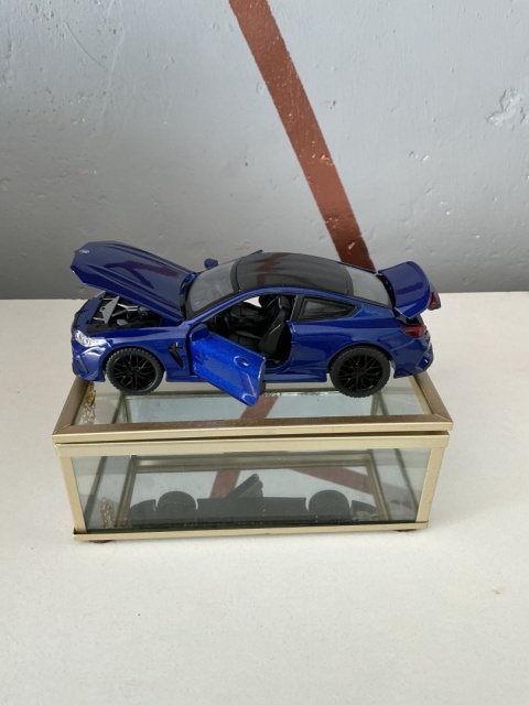 BMW M8 1:32