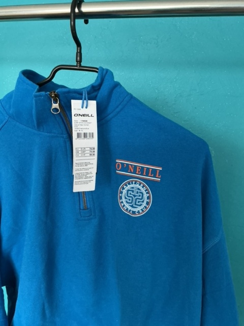 Niebieska bluza damska O'Neill, zbliżenie na logo i przód