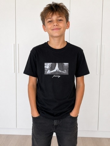 Czarny T-shirt dziecięcy z nadrukiem, na chłopcu