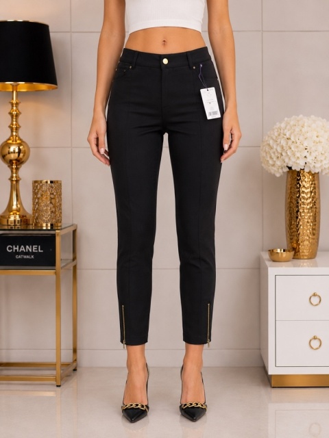Eleganckie czarne spodnie damskie Wioletta, dopasowany fason, widok na osobie