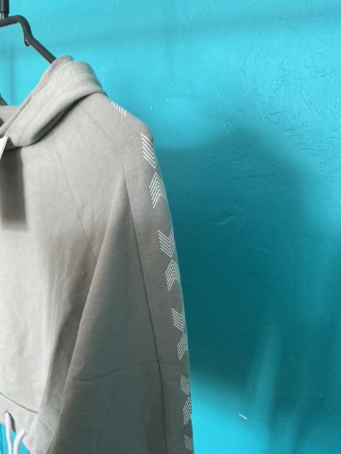 Zbliżenie na rękaw i materiał szarej bluzy crop