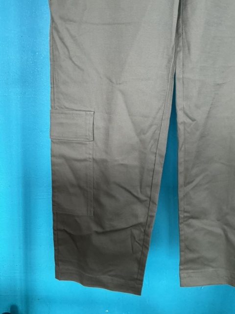 Spodnie damskie cargo khaki, widok na nogawkę i fason