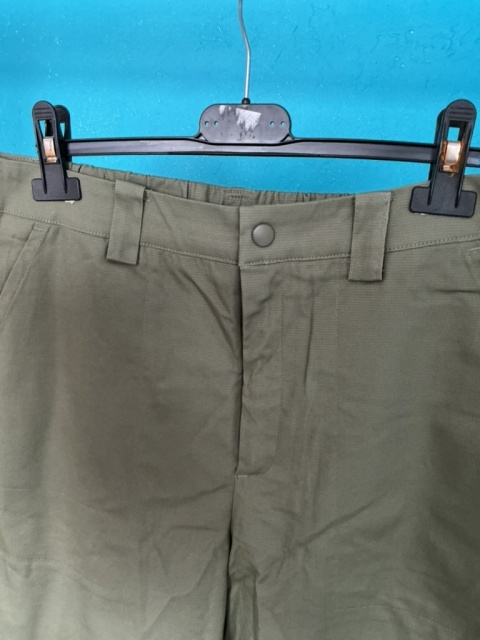 Spodnie damskie cargo khaki, zbliżenie na pas i kieszenie