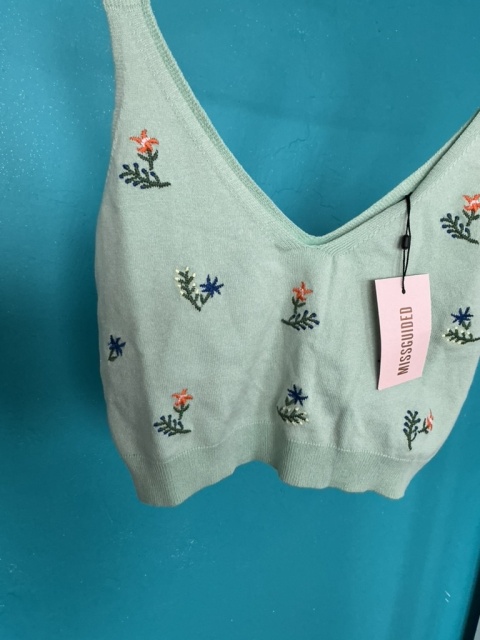 Top damski Missguided, zbliżenie na kwiatowy wzór i dekolt