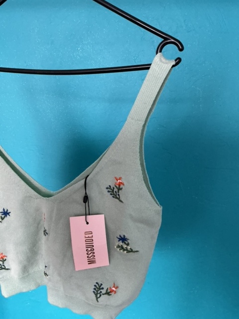 Top damski Missguided, zbliżenie na wykończenie dekoltu i materiał
