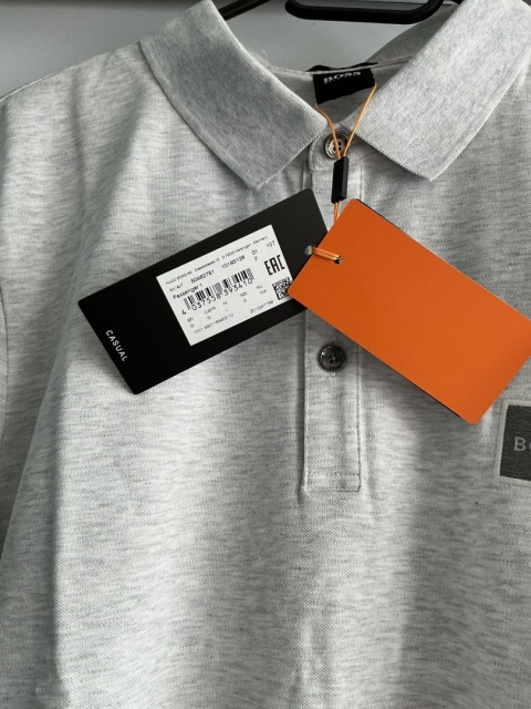 BOSS Hugo Boss koszulka polo - zbliżenie na metki i oznaczenia marki