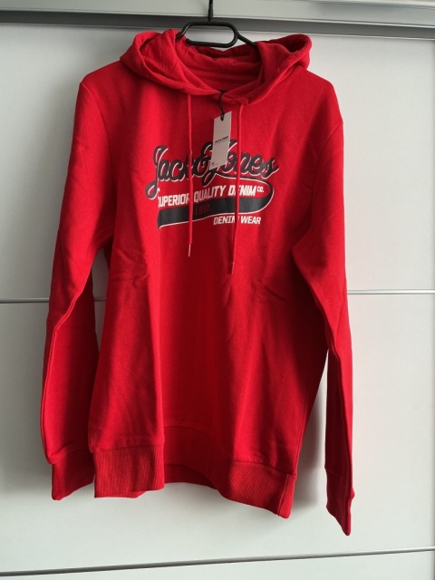 Czerwona bluza Jack & Jones z kapturem – widok z przodu