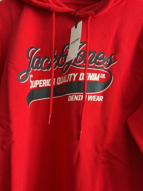 Bluza Jack & Jones czerwona – zbliżenie na nadruk z przodu