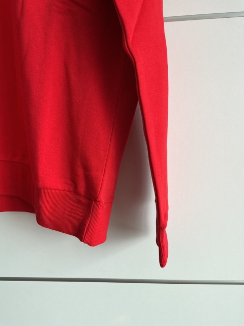 Czerwona bluza Jack & Jones – detal rękawa i materiału