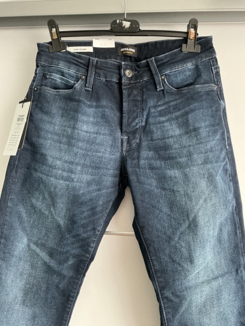 Niebieskie jeansy męskie Jack & Jones Slim Fit – zbliżenie na przednią część