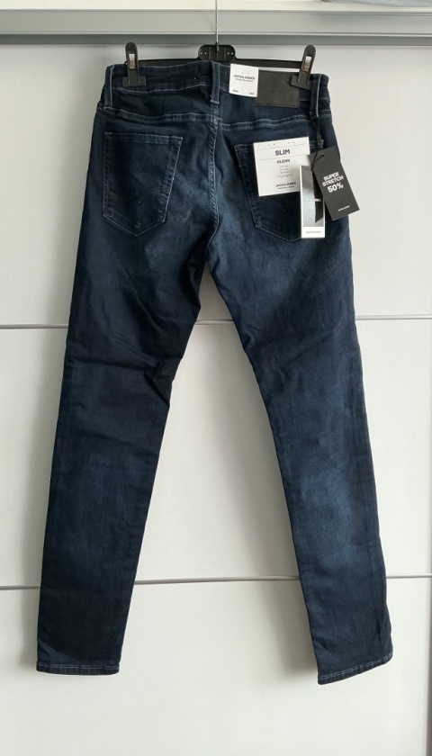 Niebieskie jeansy Jack & Jones Slim Fit – widok całego modelu z metką