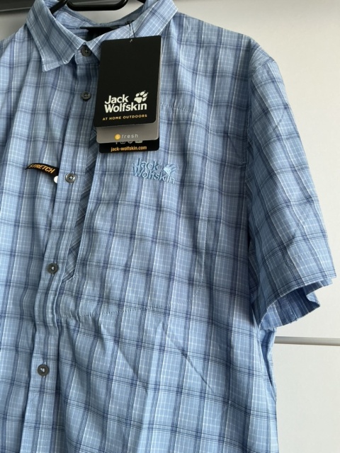 Zbliżenie na kratę i materiał koszuli męskiej Jack Wolfskin w kolorze niebiesko-szarym.
