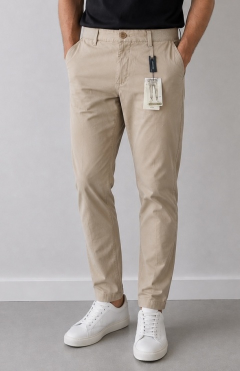 Beżowe spodnie męskie Mango Man tapered fit w rozmiarze S, prezentowane na sylwetce