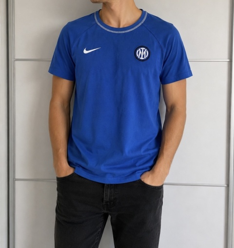Niebieska koszulka męska Nike x Inter w rozmiarze S, widok na osobie