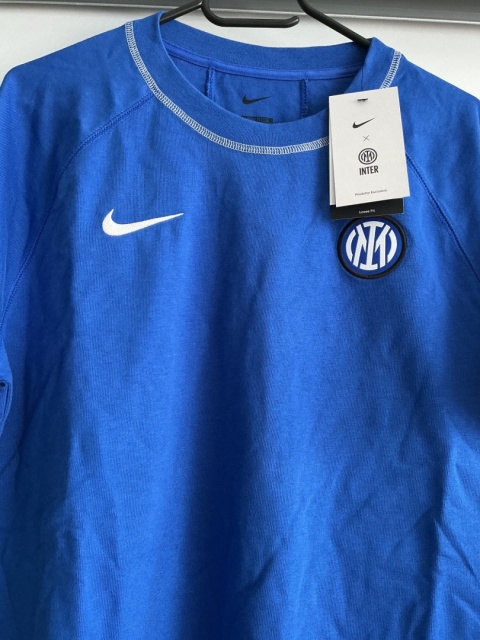 Koszulka męska Nike x Inter w kolorze niebieskim, zbliżenie na logo Interu i materiał