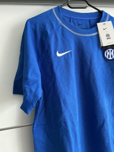 Niebieska koszulka Nike x Inter rozmiar S, detal rękawa i logo
