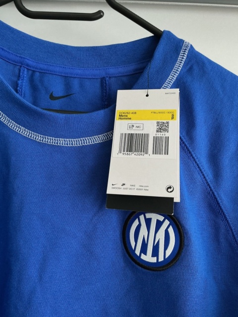 Zbliżenie na kołnierzyk i metkę koszulki Nike x Inter