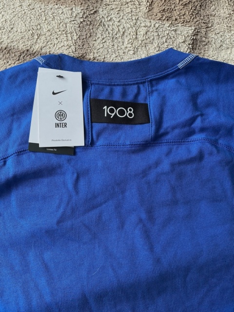 Zbliżenie na wewnętrzną metkę koszulki Nike x Inter, rozmiar S