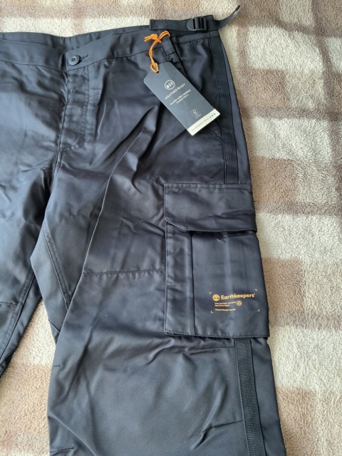 Spodnie cargo Timberland Earthkeepers – zbliżenie kieszeni cargo