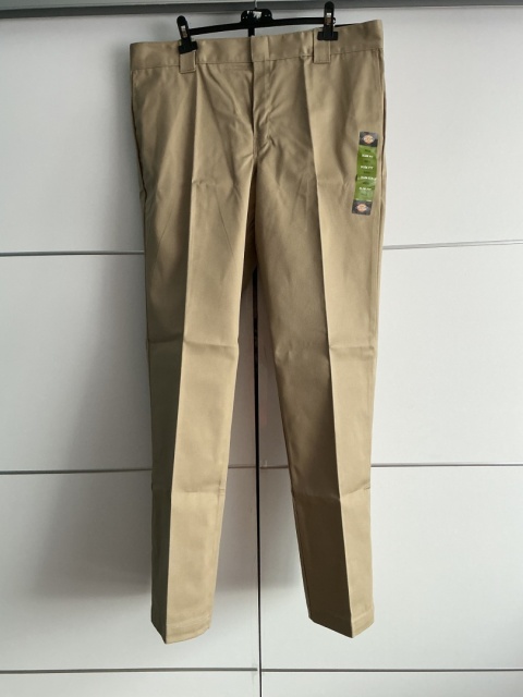 Beżowe spodnie męskie Dickies XL, widok z przodu na całe spodnie