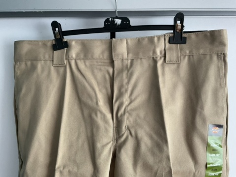 Zbliżenie na pas i górną część beżowych spodni Dickies