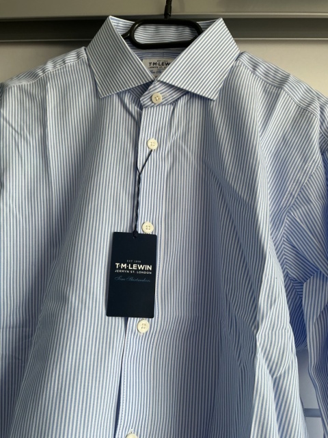 Zbliżenie na kołnierzyk i przednią część koszuli męskiej T.M. Lewin Slim Fit.