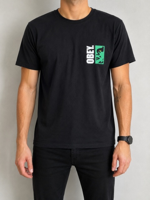 Czarny T-shirt OBEY z graficznym nadrukiem na piersi, założony na mężczyznę, rozmiar M.