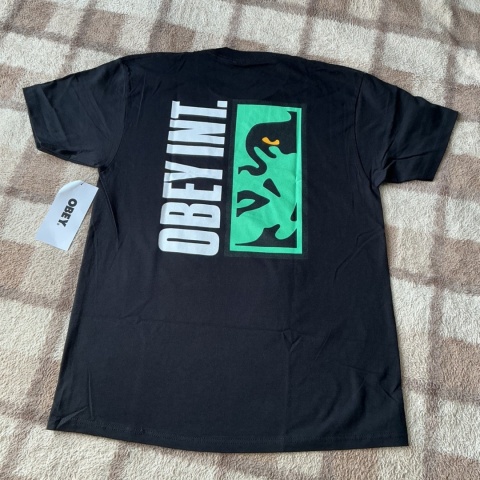 Czarny T-shirt OBEY z dużym graficznym nadrukiem, widok koszulki z przodu.