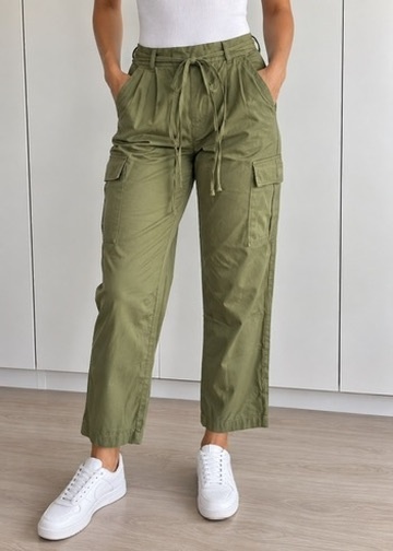 Zielone spodnie cargo damskie GAP na modelce